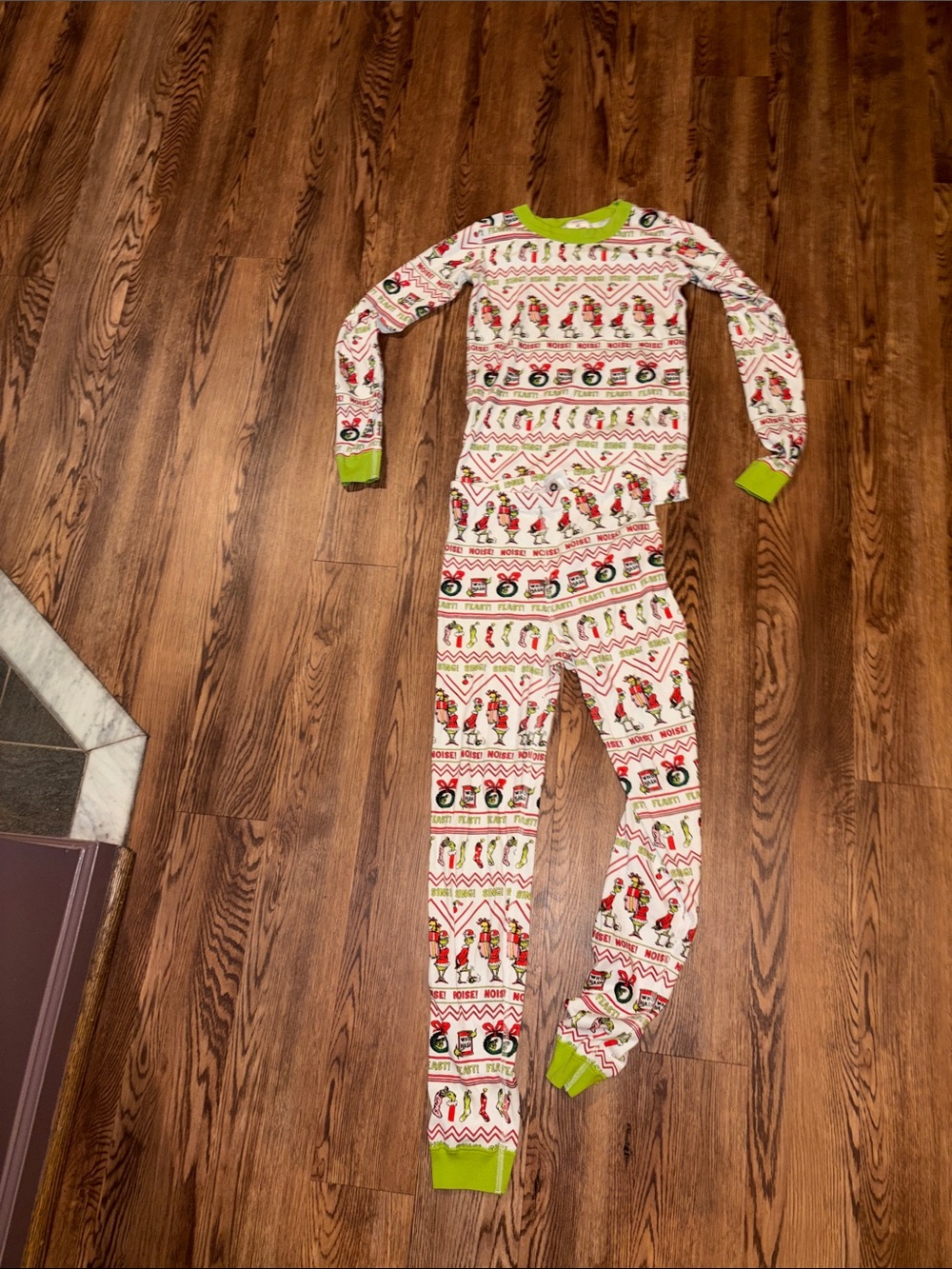 Hanna Andersson White Holiday Print Pajama Set with Green Trim